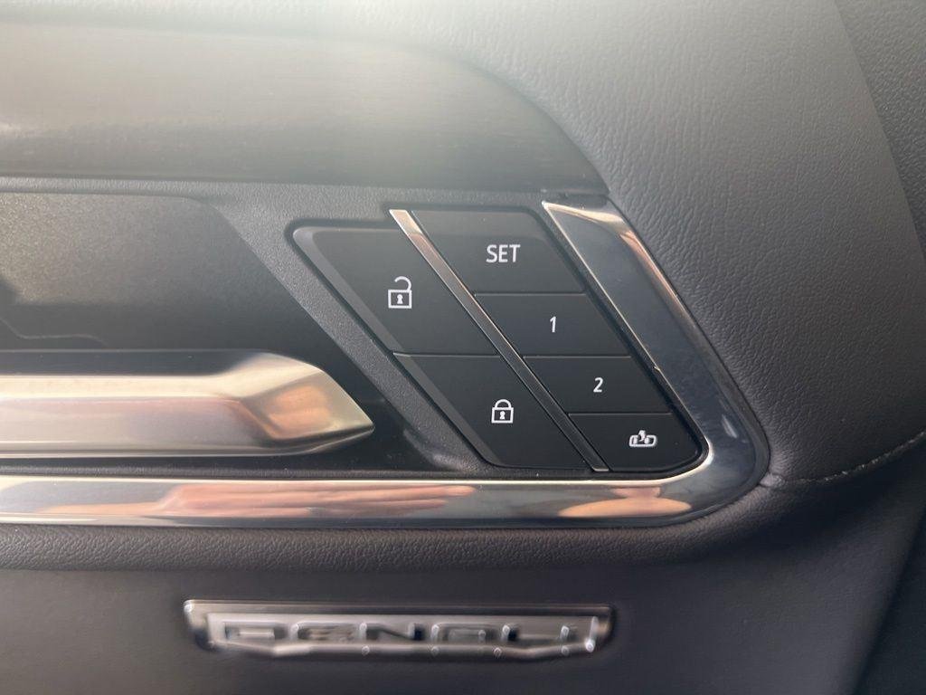 Used 2025 Onyx Black GMC Denali image 7