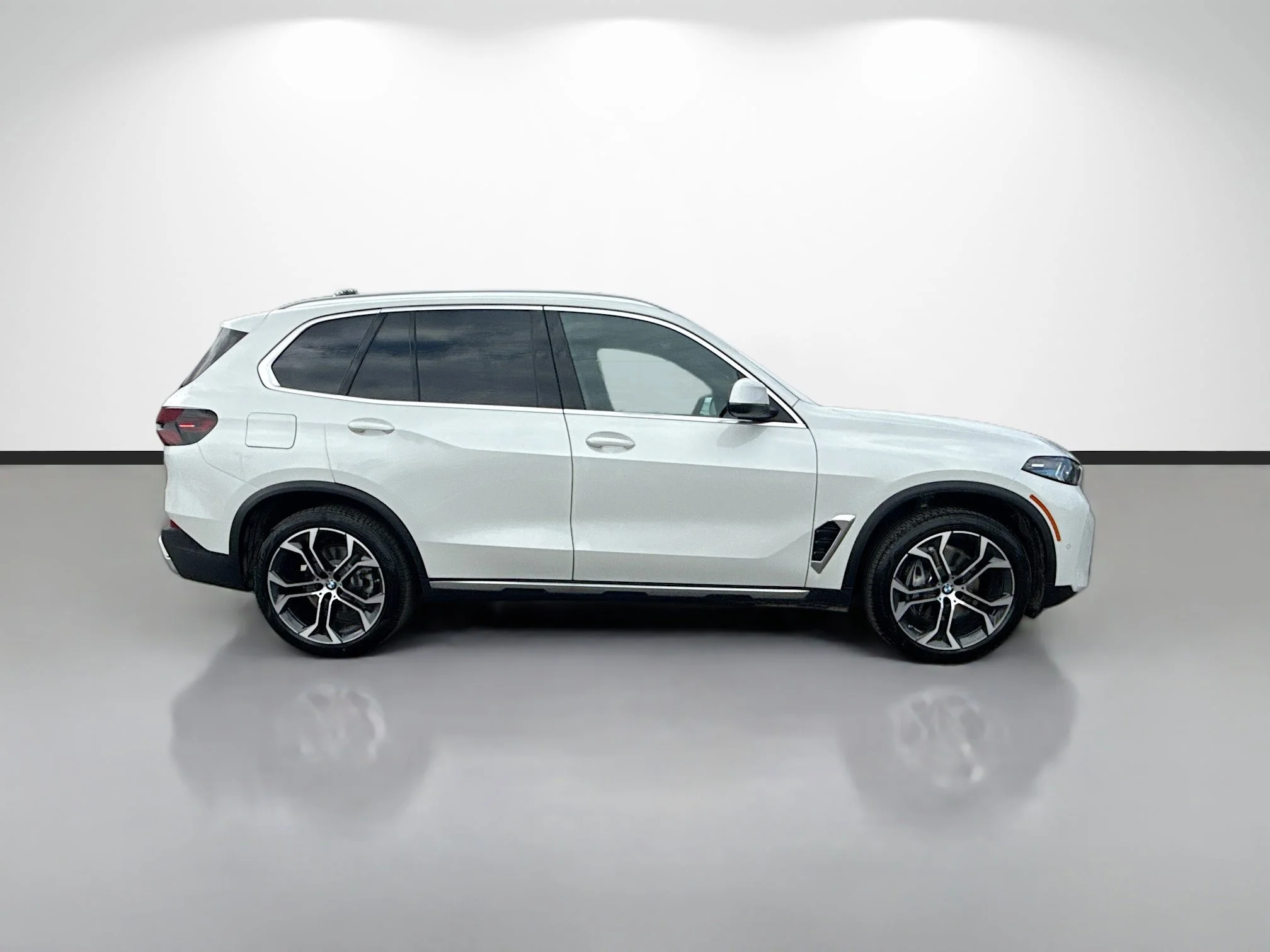 New 2026 Mineral White Metallic BMW sDrive40i image 2