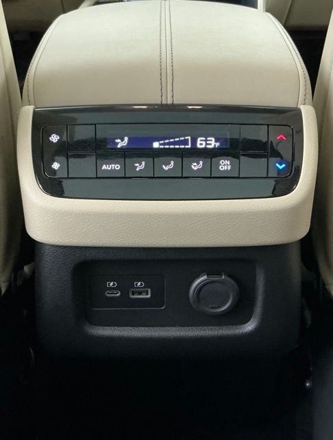 Used 2023 White INFINITI LUXE image 21