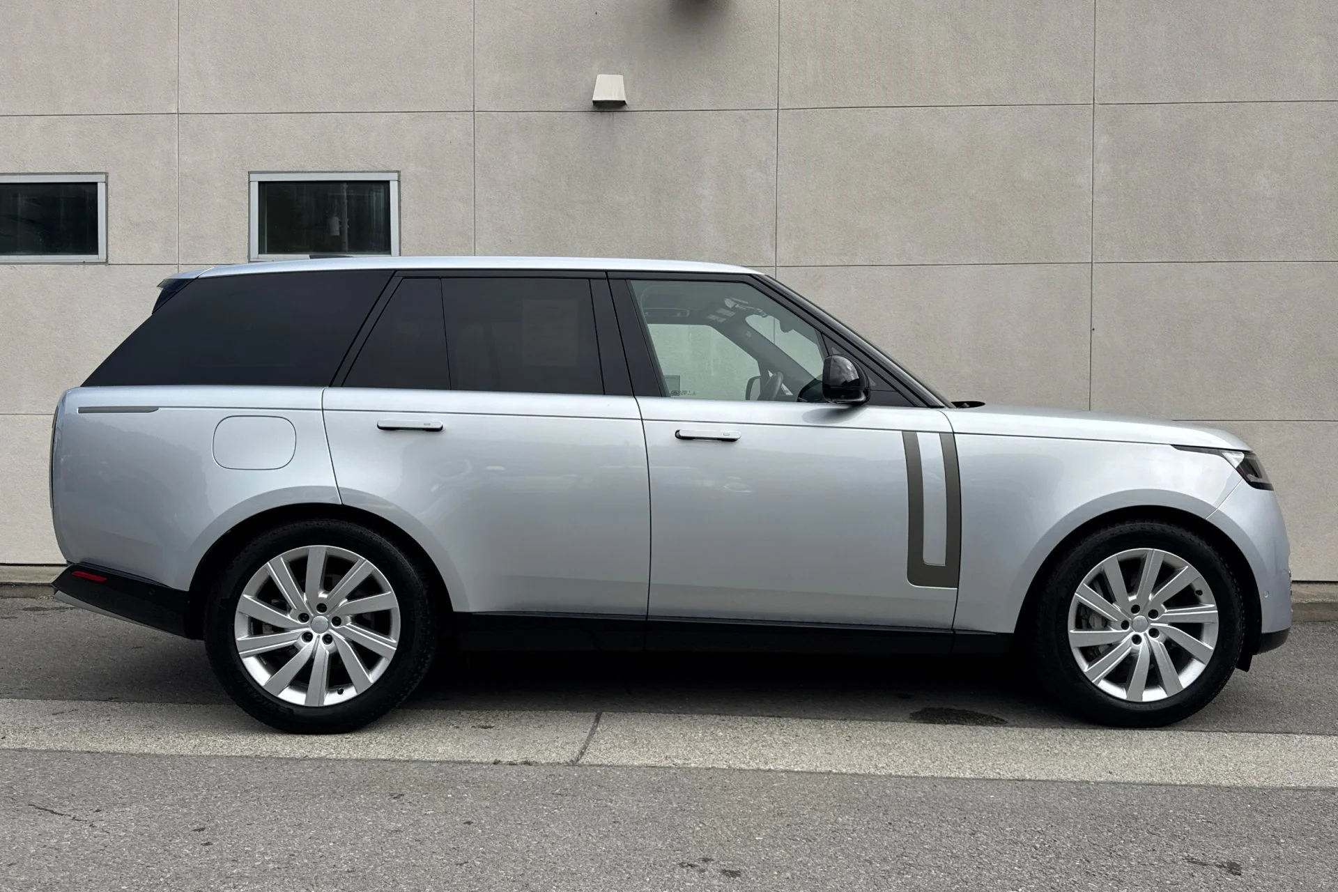 Used 2024 Silver Land Rover SE image 8