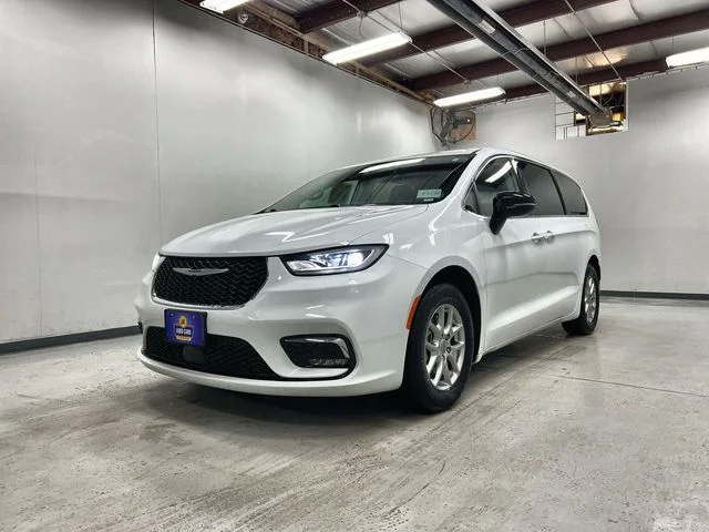 2024 Chrysler Pacifica Touring L's photo