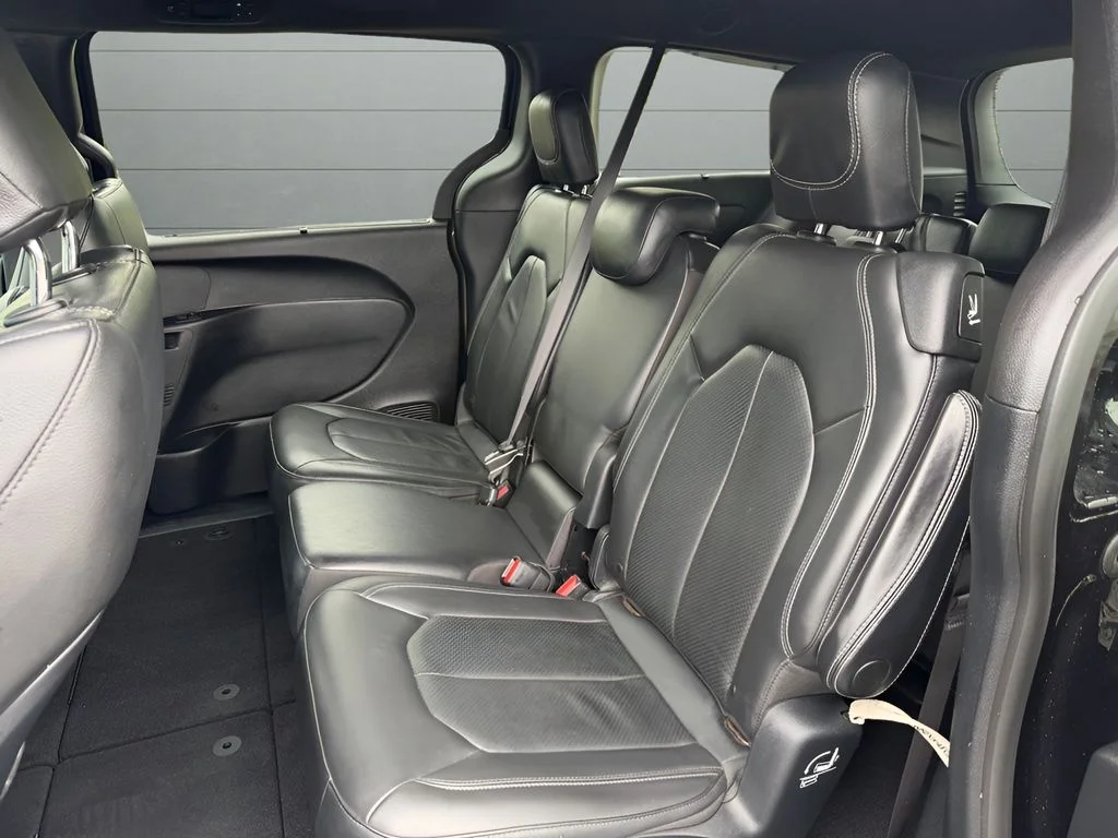 Used 2020 Black Chrysler Touring L image 9