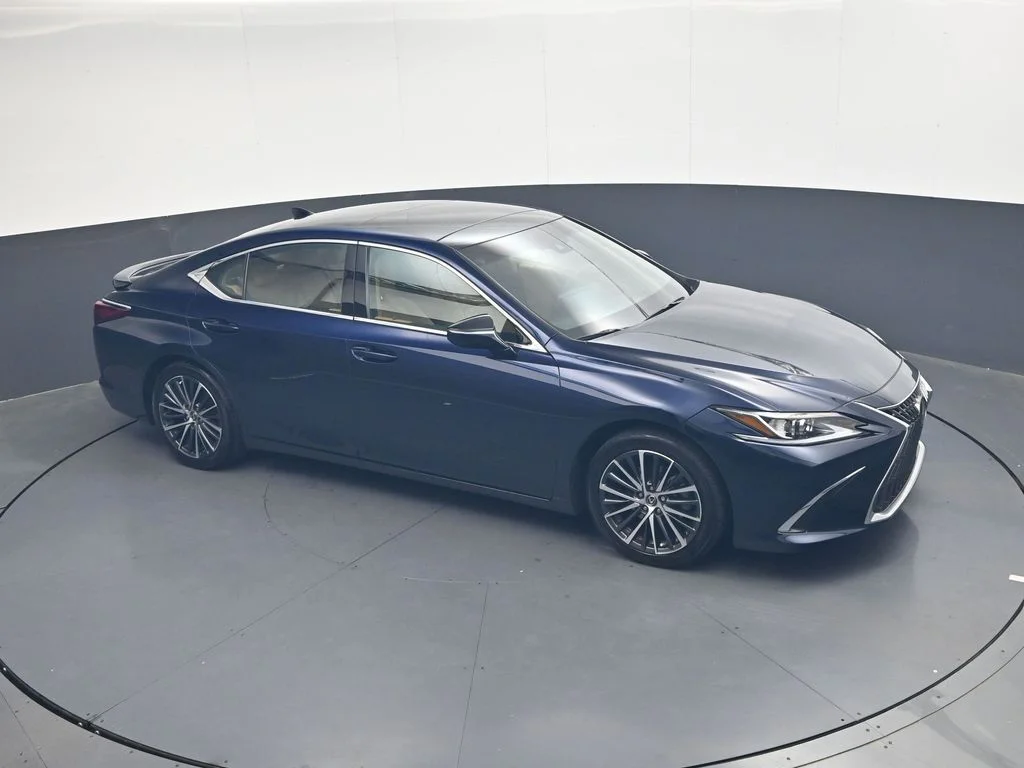 Used 2023  Lexus 350 image 32
