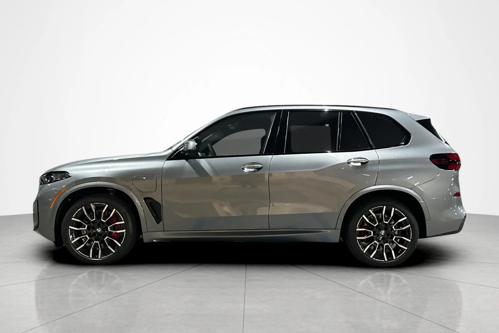 New 2026 Skyscraper Grey Metallic BMW xDrive50e image 2