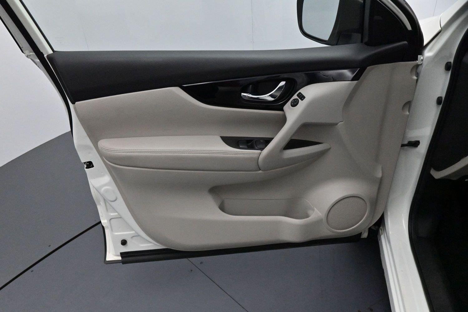 Used 2018 Pearl White Nissan SV image 10