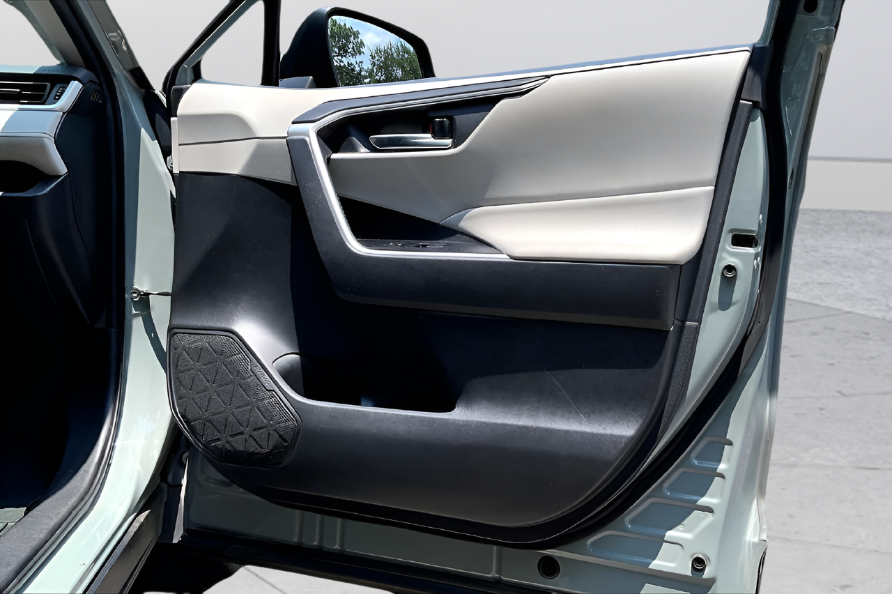 Used 2021  Toyota XLE image 25