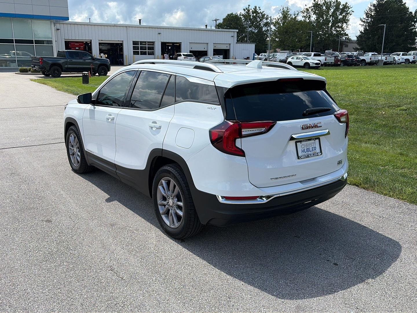 Used 2022 SUMMIT WHITE GMC SLT image 3