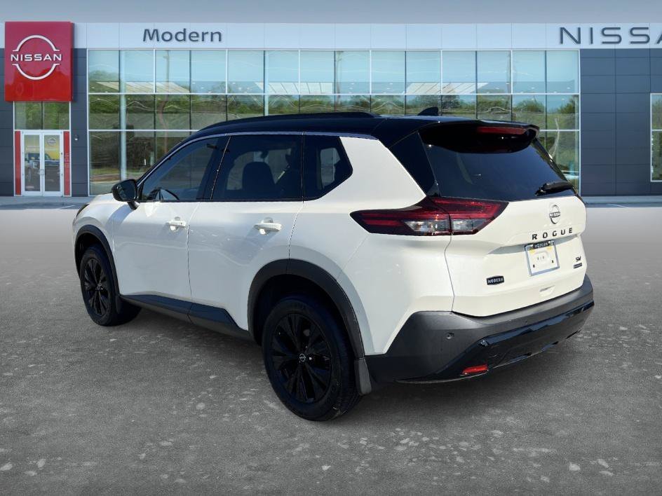 Used 2023 Pearl White Tricoat/Super Black Nissan SV image 7