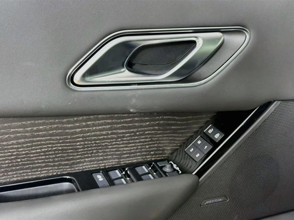 New 2026 Santorini Black Land Rover Belgravia Edition image 18