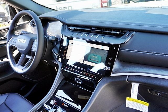 New 2026 Bright White Clear-Coat Exterior Paint Jeep Limited image 12