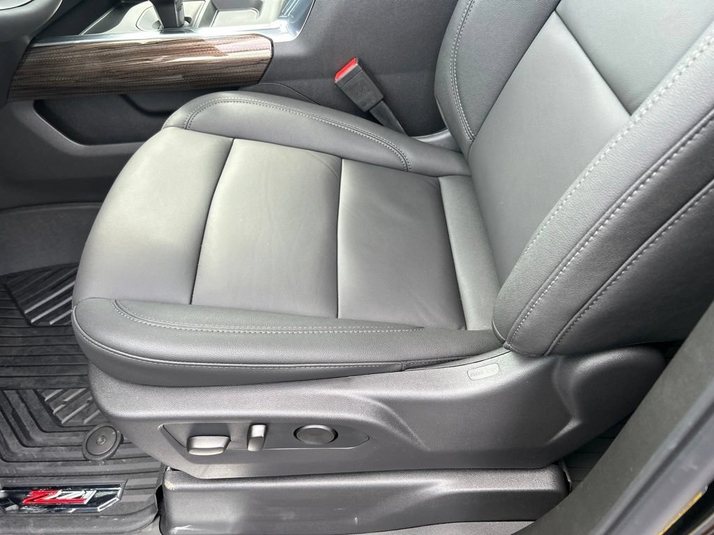 New 2026 Black Chevrolet LT image 19