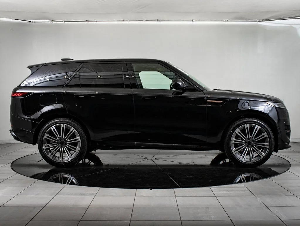 New 2026 Santorini Black Metallic Land Rover Dynamic SE image 11