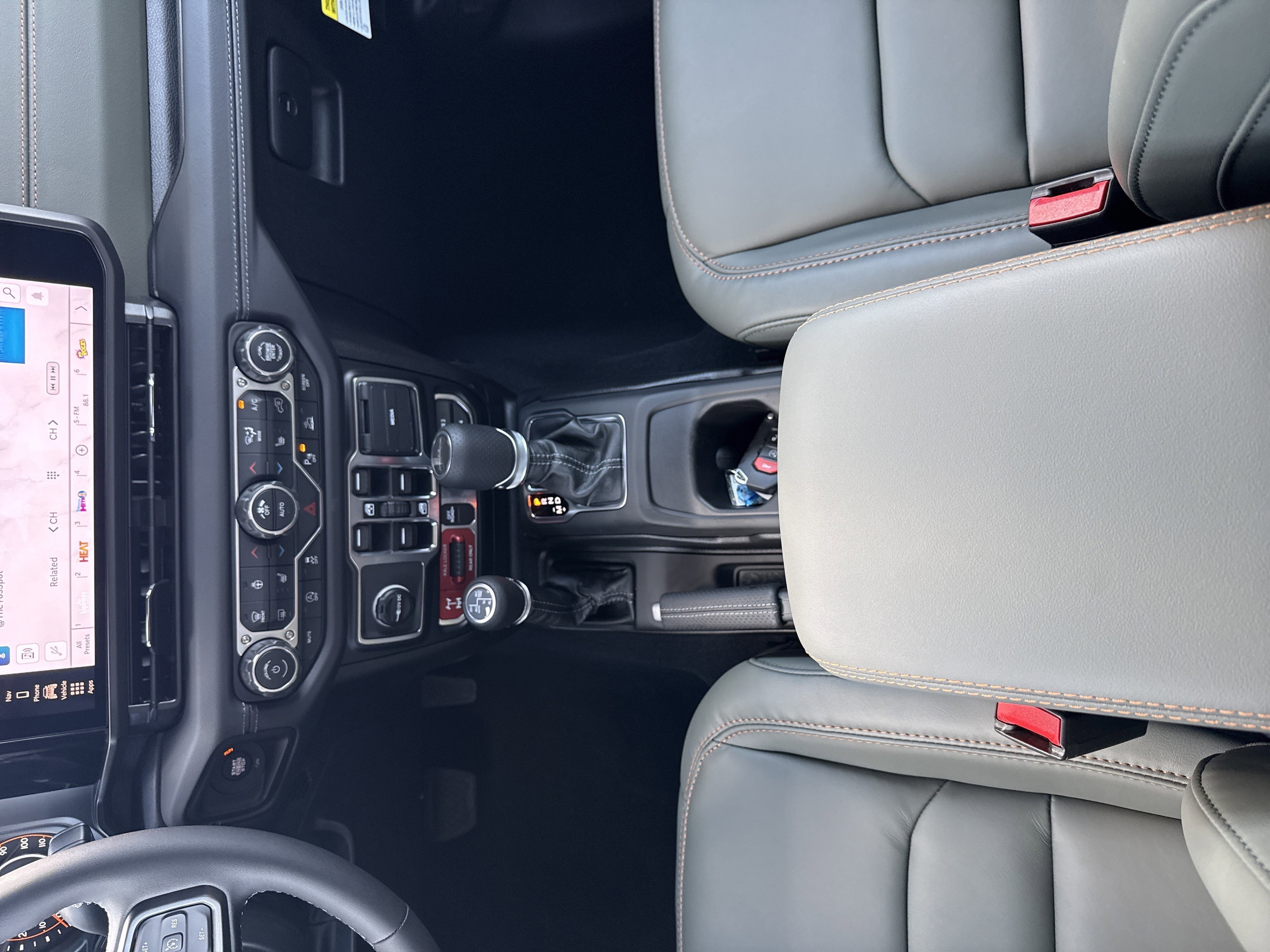 New 2026 Granite Crystal Metallic Clear-Coat Exterior Paint Jeep Mojave X image 30