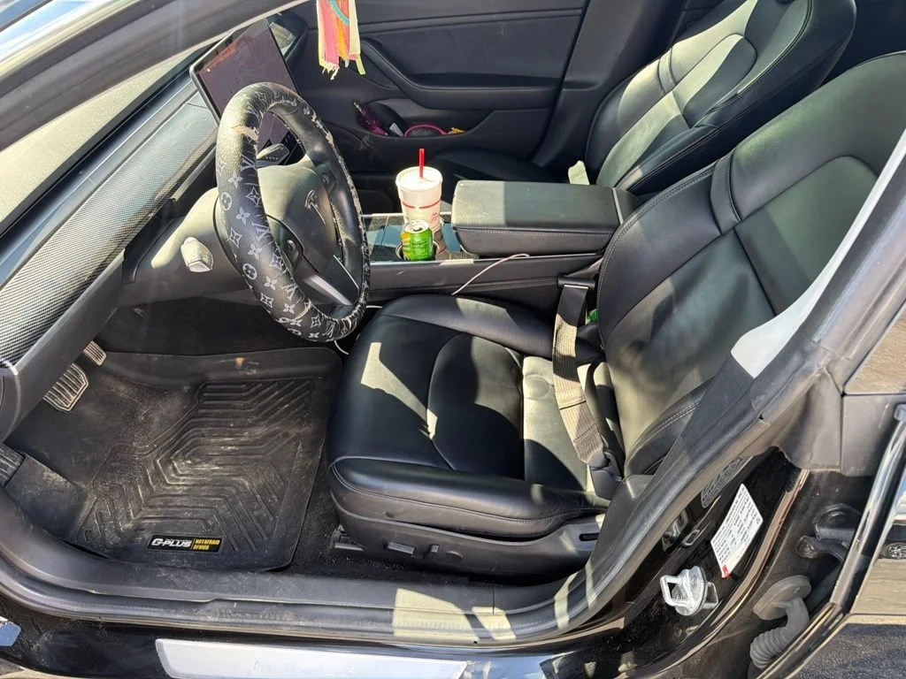 Used 2018 Obsidian Black Metallic Tesla  image 7