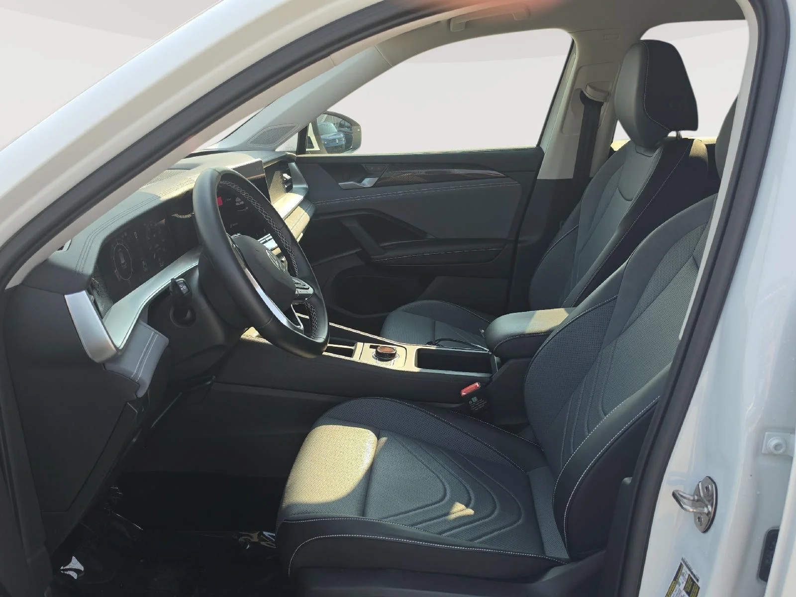 Certified Used 2025 WHITE Volkswagen SE image 4