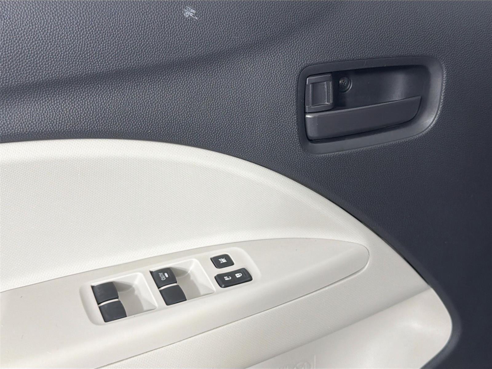 Used 2019 Pearl White Mitsubishi ES image 16