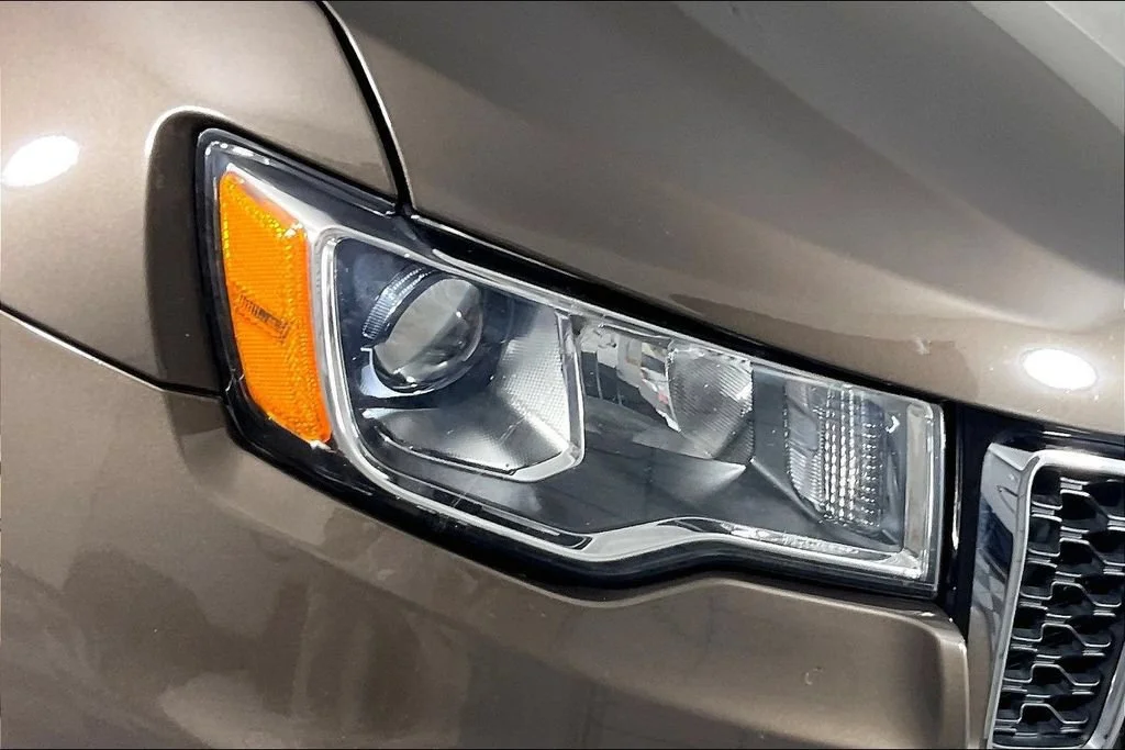 Certified Used 2019 Brown Jeep Limited 4x4 image 29