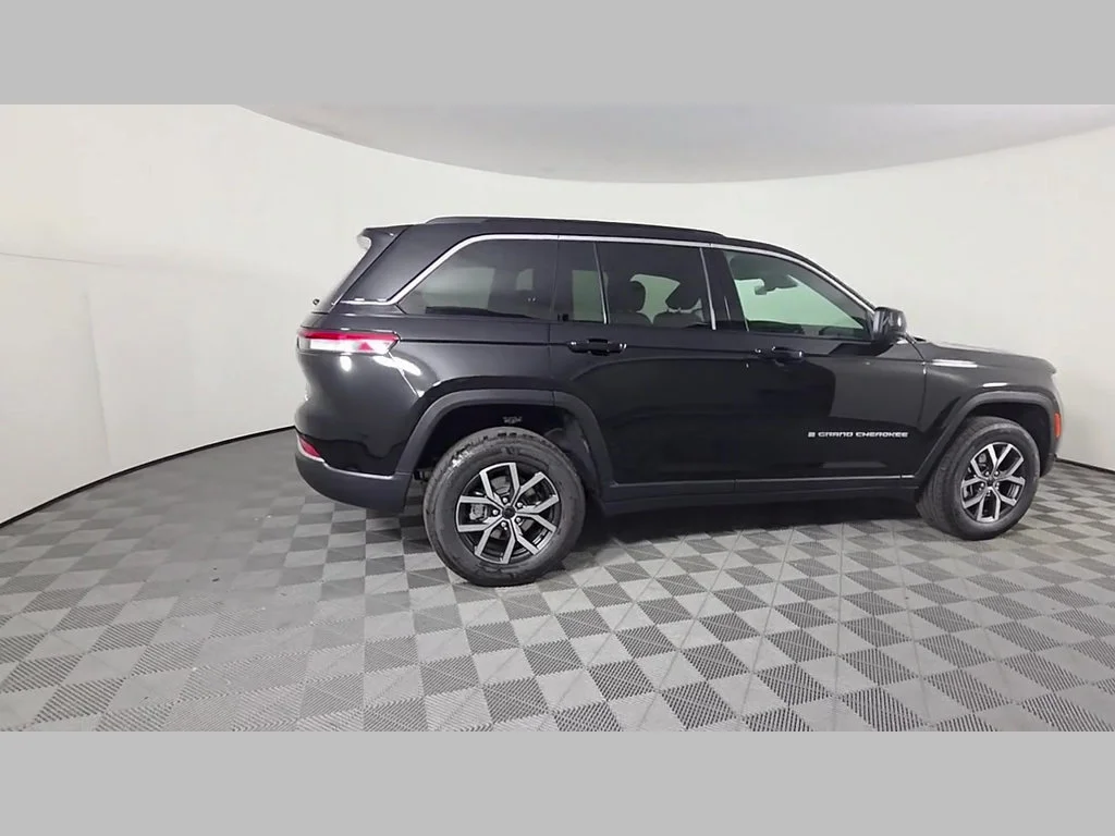 New 2027 High-Gloss Black Paint Jeep Laredo image 24