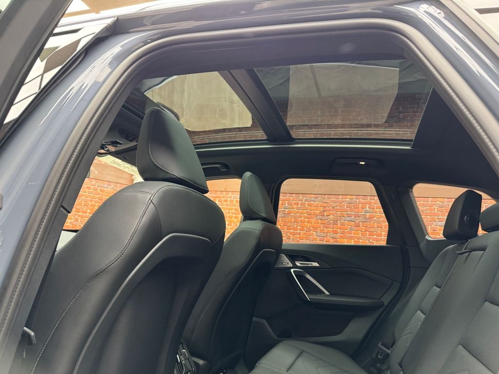 Certified Used 2025  BMW xDrive28i image 3