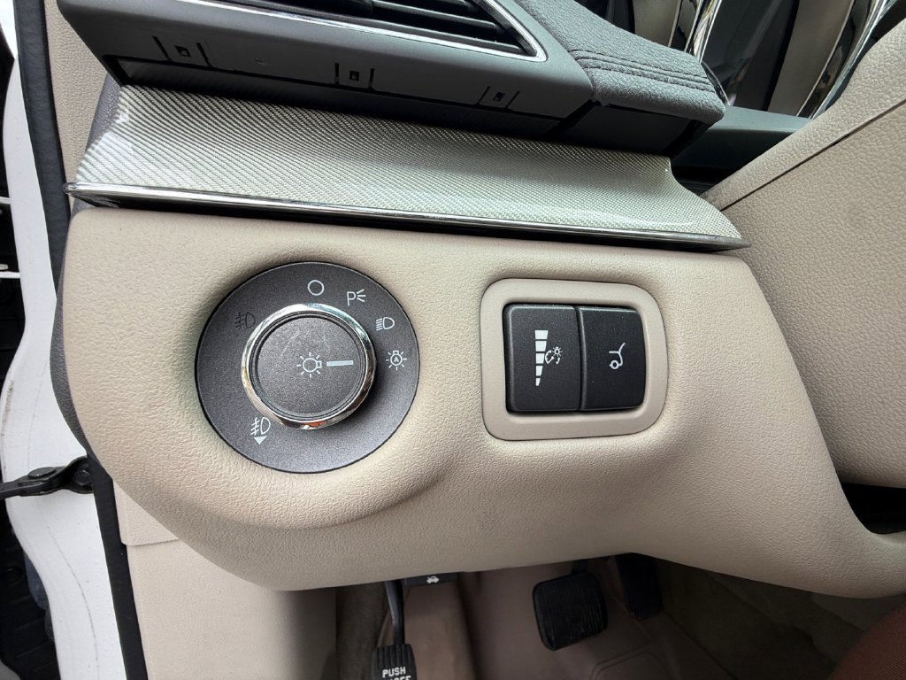 Used 2011 White Lincoln EcoBoost image 25