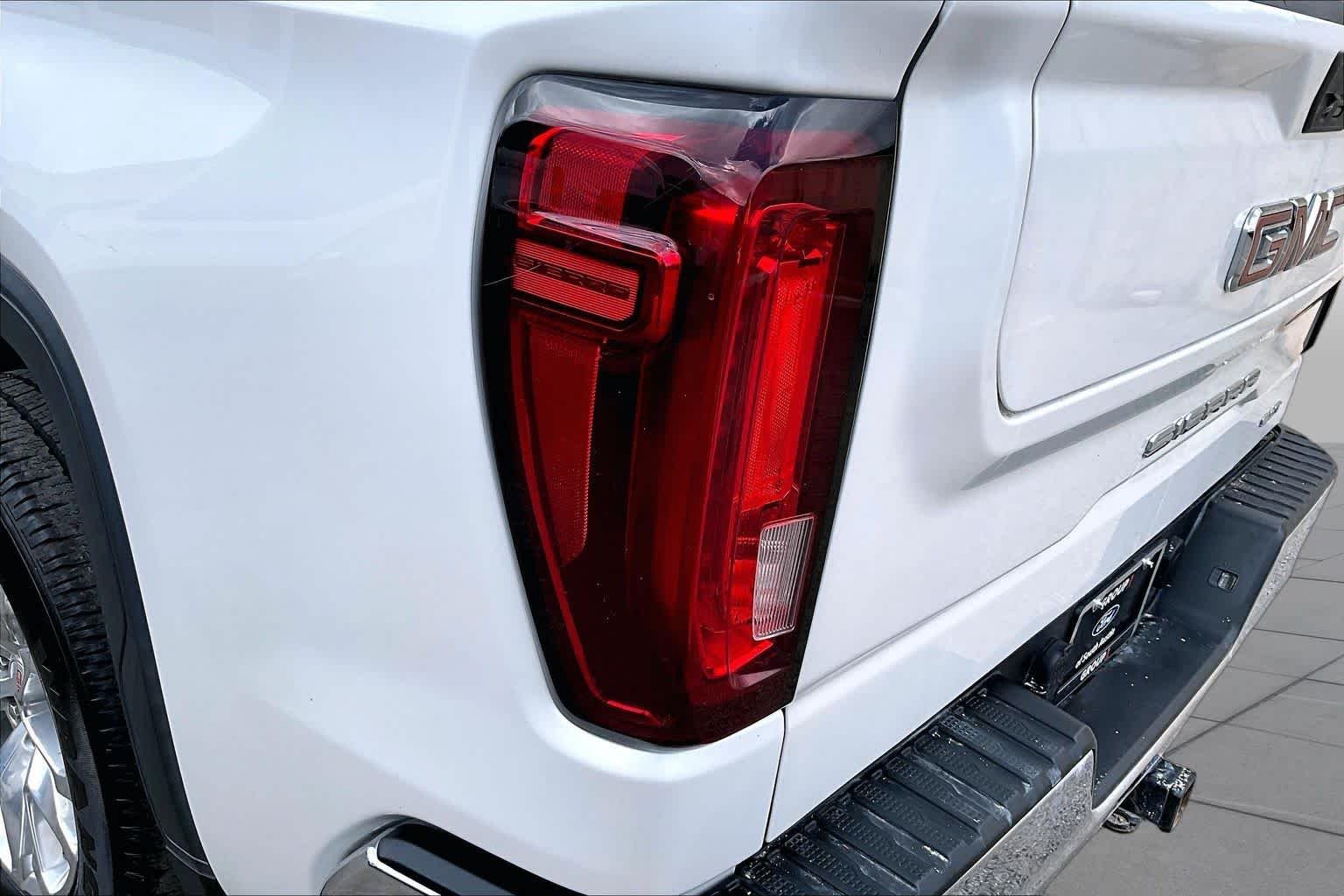 Used 2021 White Frost Tricoat GMC SLT image 29