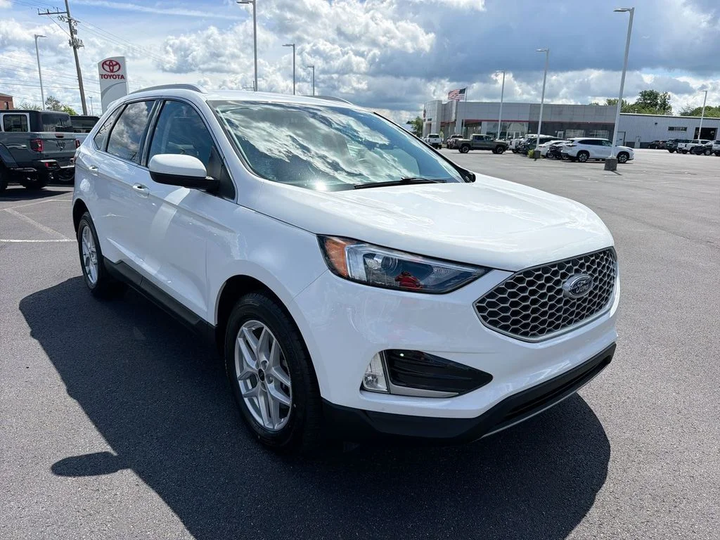 Used 2024 White Ford SEL image 1