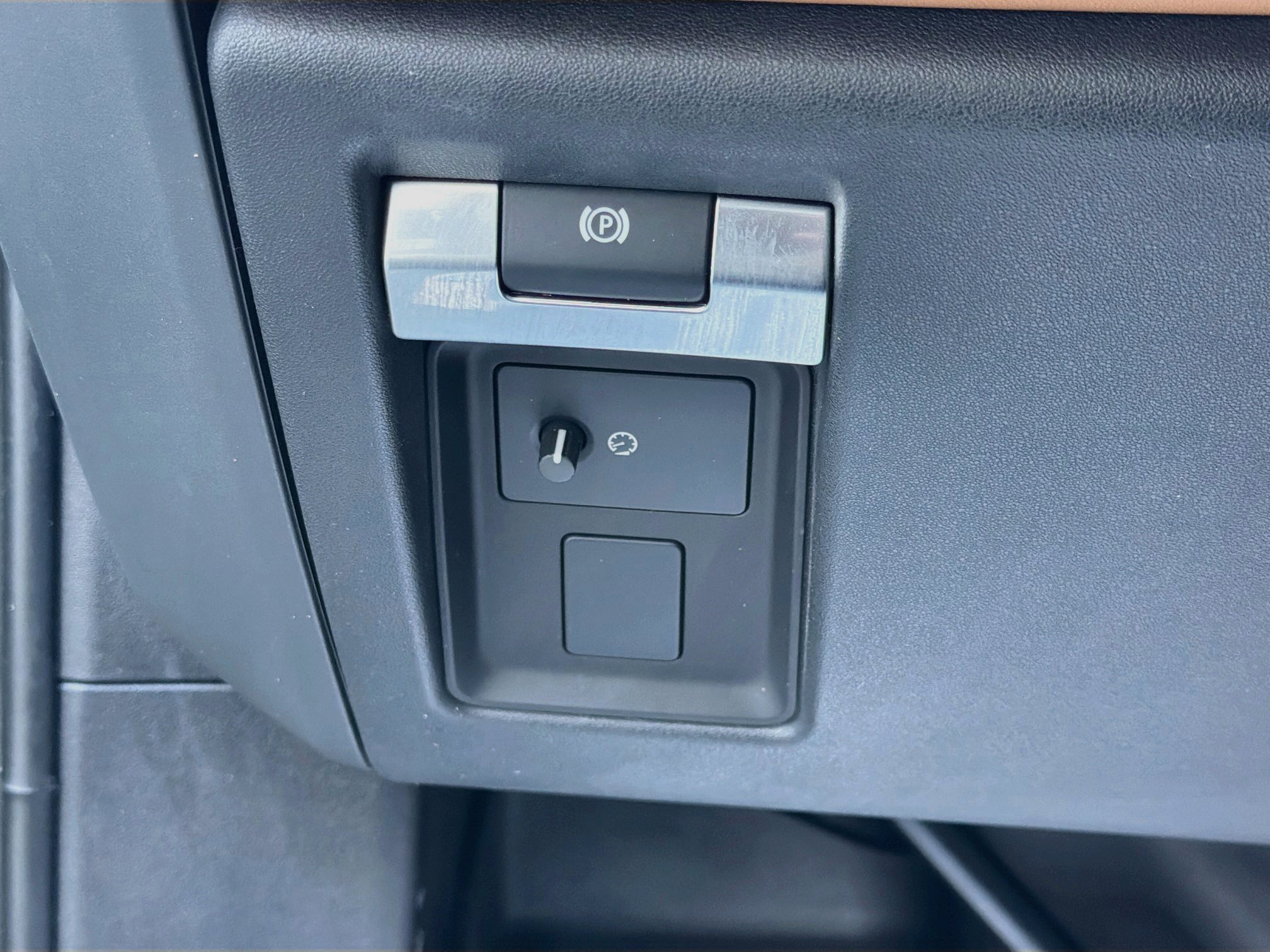 Used 2023 Silicon Silver Premium Metallic Land Rover X image 35