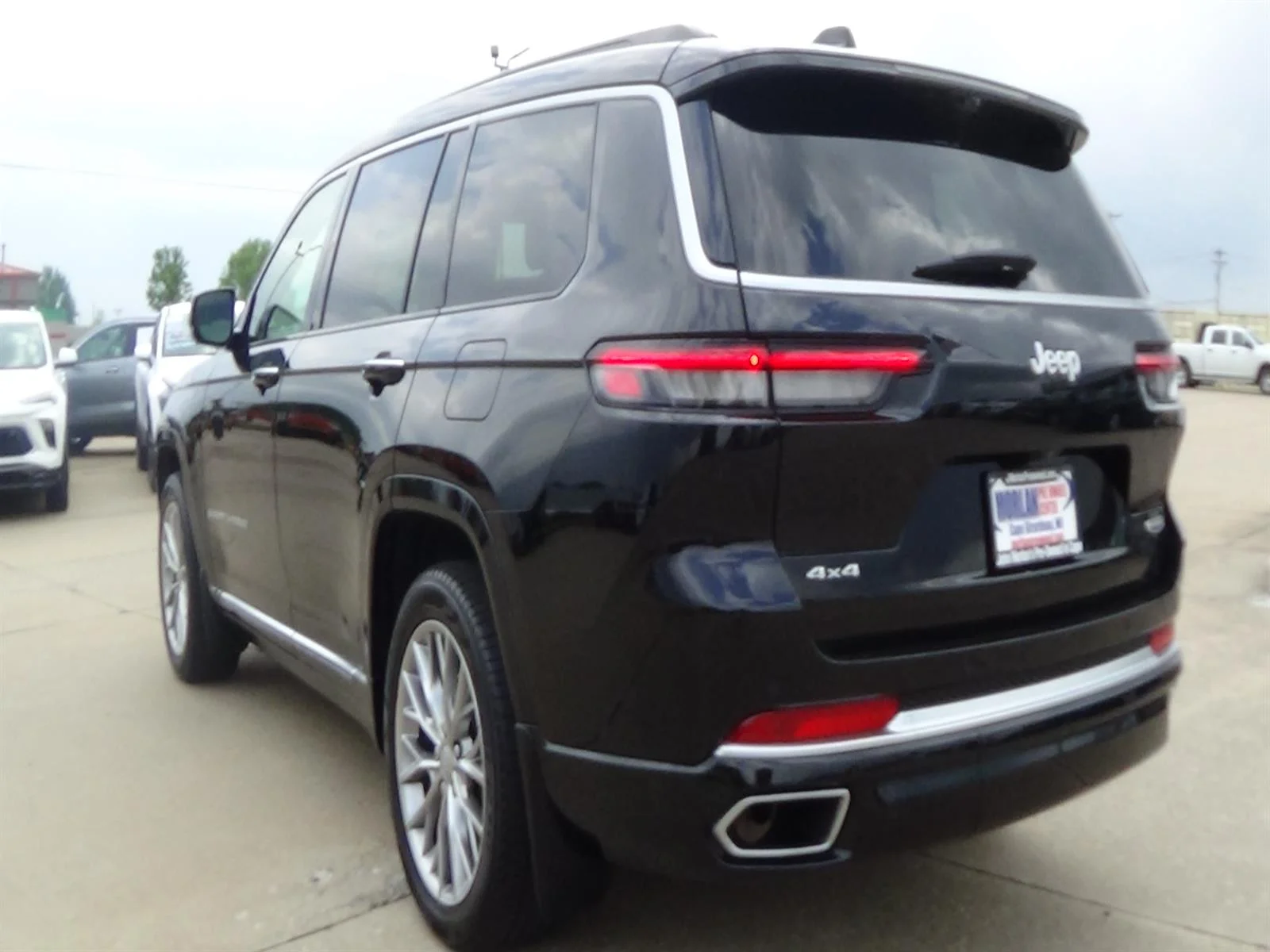 Used 2025 Diamond Black Crystal Pearl Coat (pxj) Jeep Summit image 8