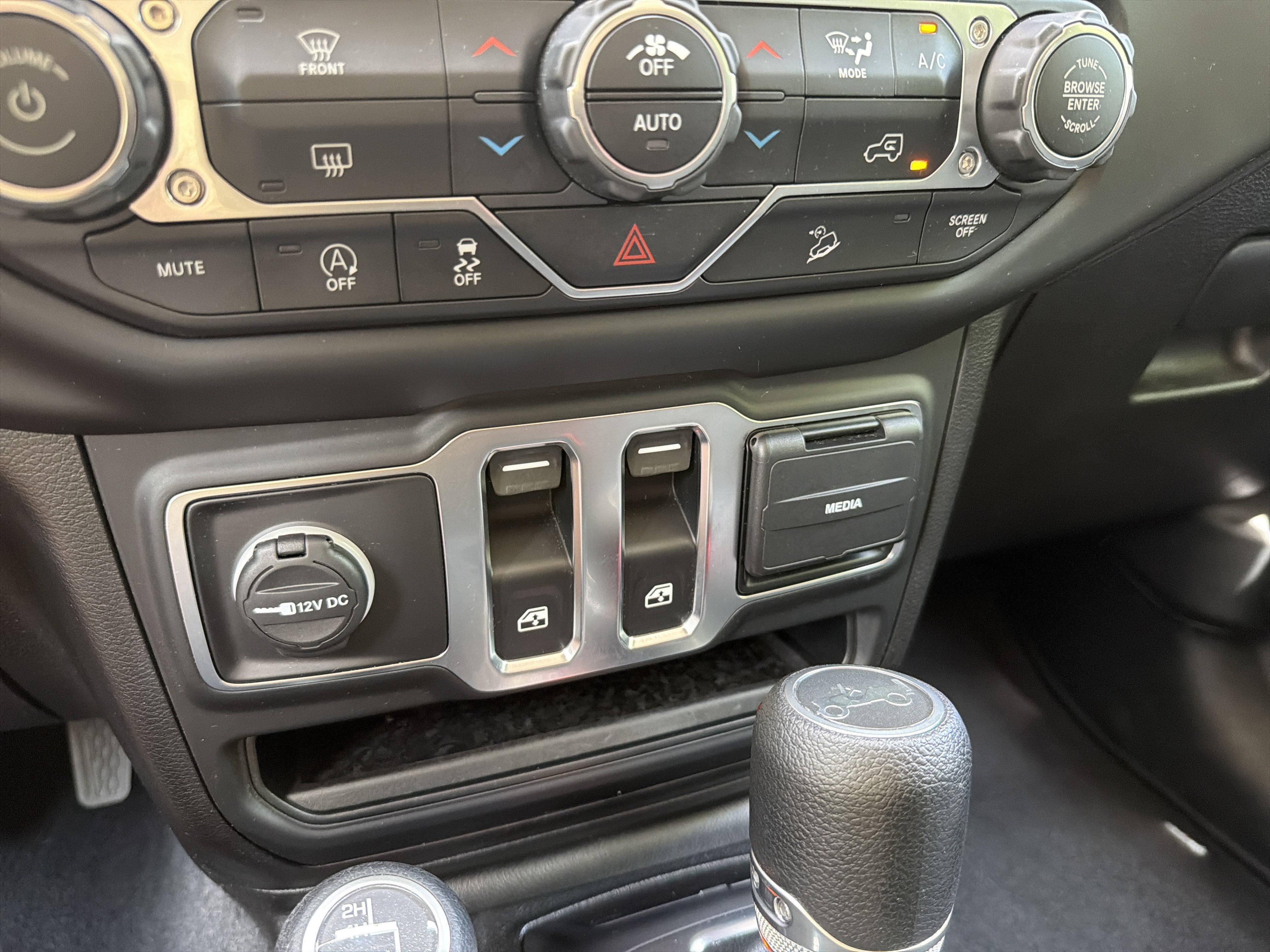 Used 2019 Black Clearcoat Jeep Sport S image 29