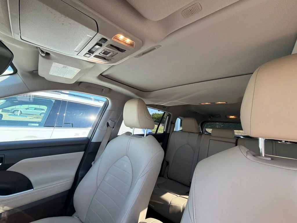 Used 2020 White Toyota XLE image 7