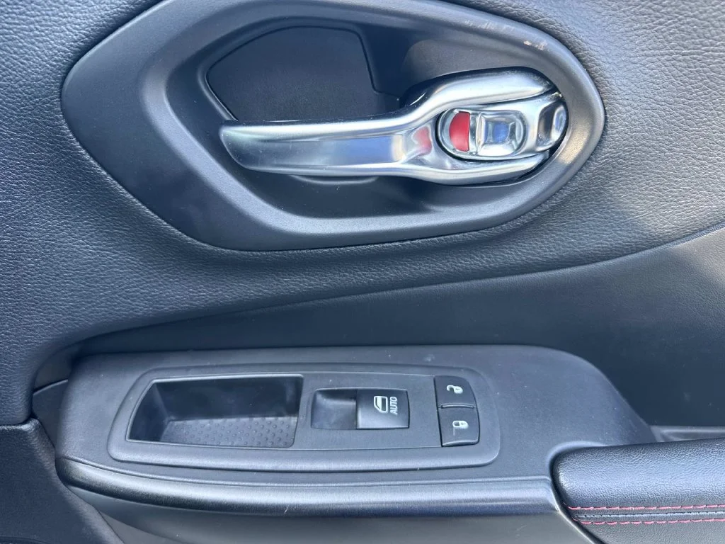 Used 2019 Pearl White Pearlcoat Jeep Trailhawk image 28