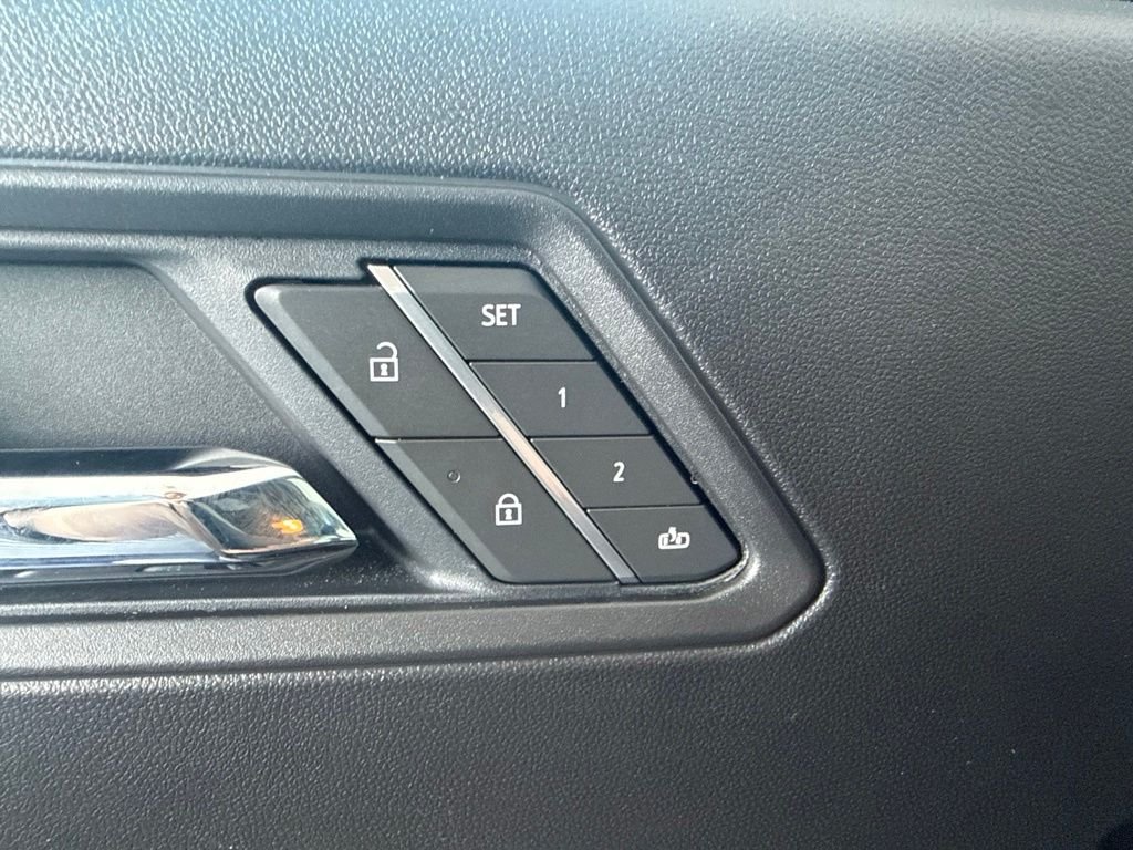 Used 2025 Gray Chevrolet Z71 image 34