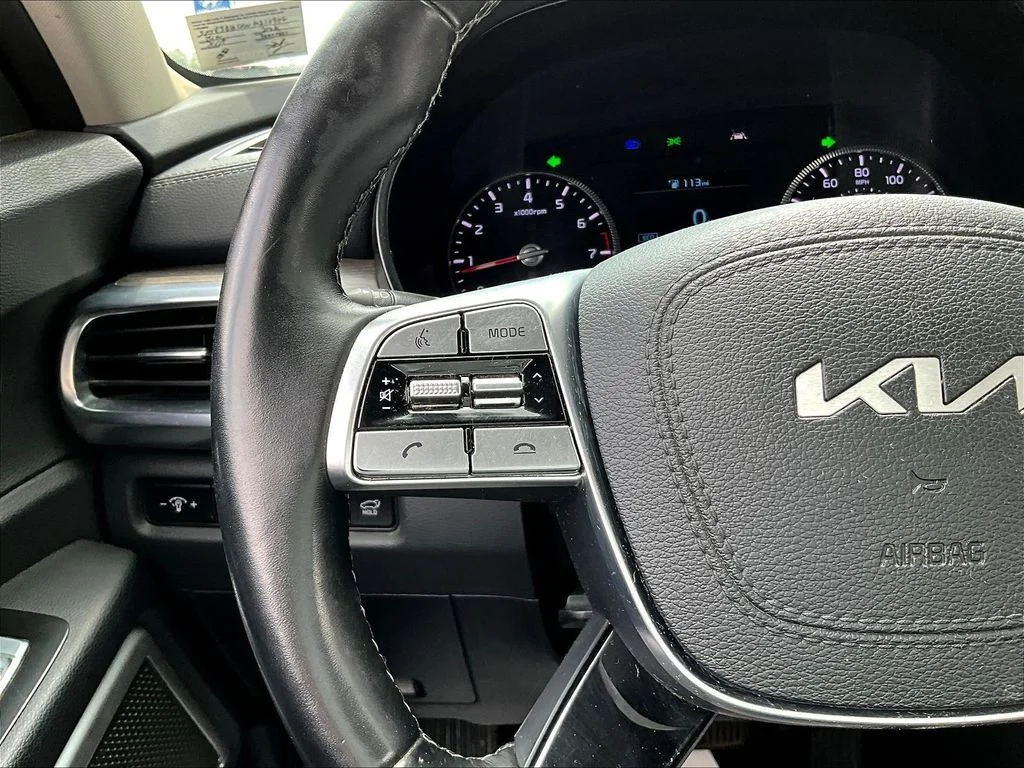 Used 2022 Black Kia EX image 11