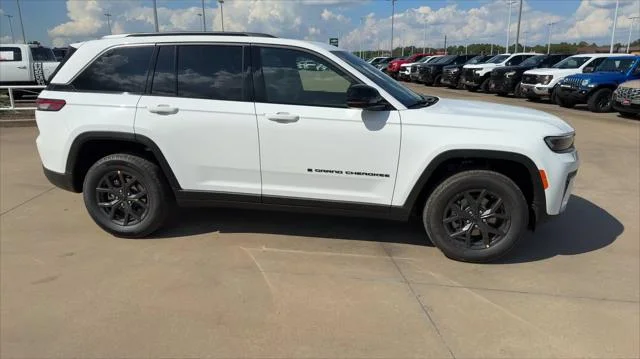 New 2027 Bright White Clear-Coat Paint Jeep Laredo Altitude image 2