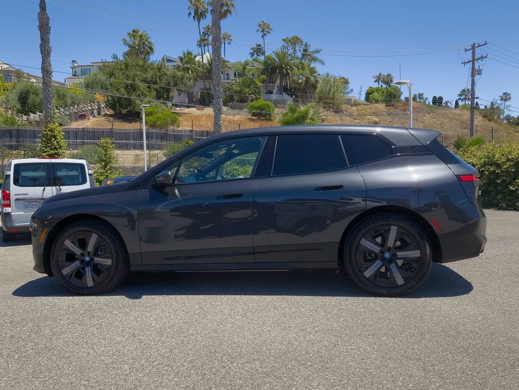 Used 2024 Dark Graphite Metallic BMW xDrive50 image 21