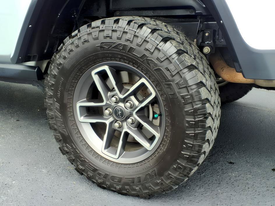 Used 2024 Silver Zynith Clearcoat Jeep Mojave X image 3