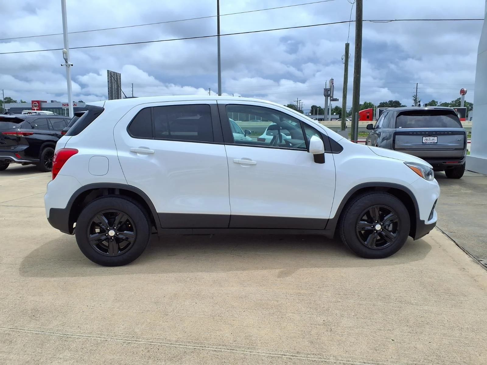 Used 2022 White Chevrolet LS image 5