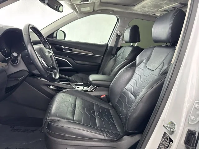 Used 2022 White Kia SX image 24