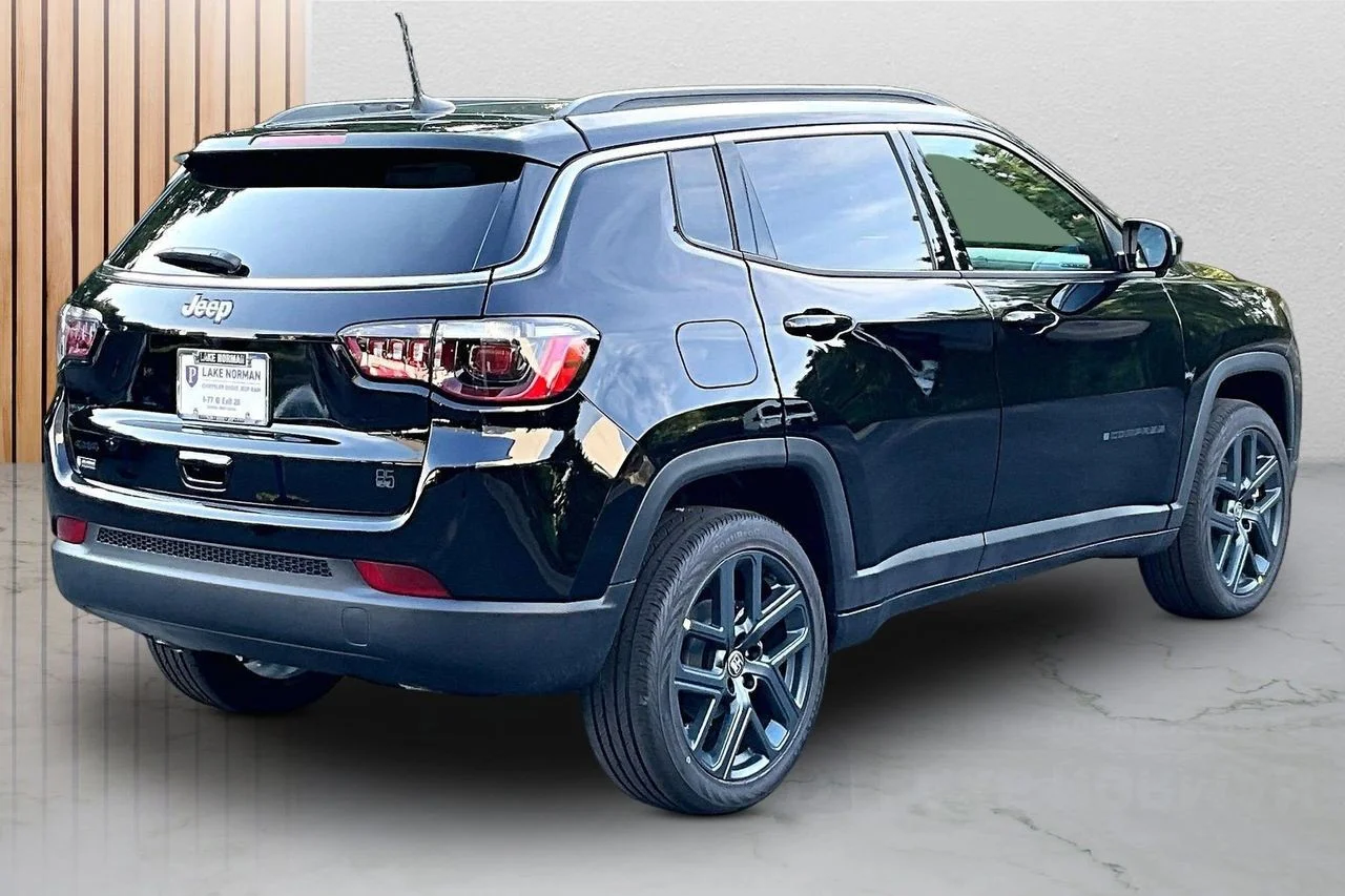 New 2026 Diamond Black Crystal Pearlcoat Jeep Latitude image 8