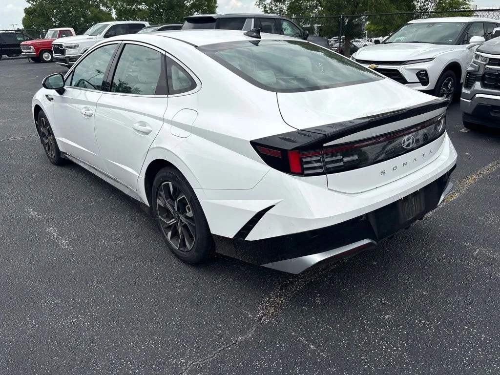 Used 2025 White Hyundai SEL image 5