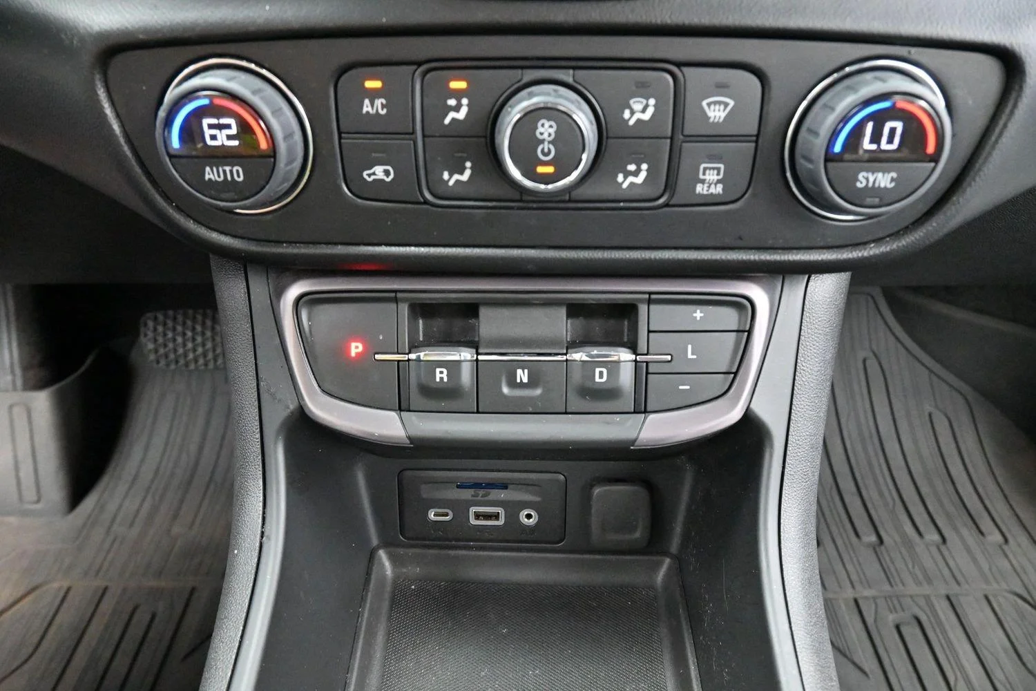 Used 2022 Summit White GMC AT4 image 26