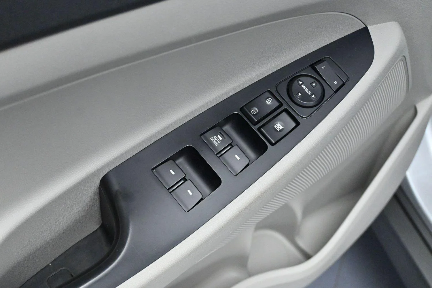 Used 2020 Stellar Silver Hyundai SE image 10