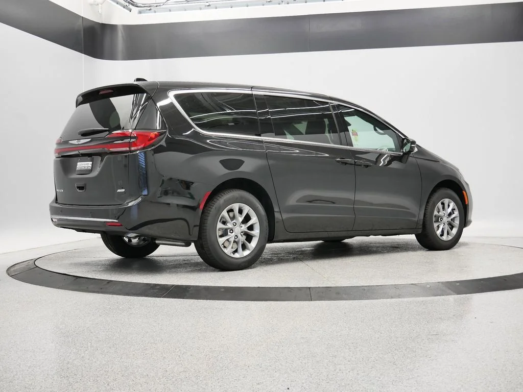 2026 Chrysler Pacifica Select - Photo 9