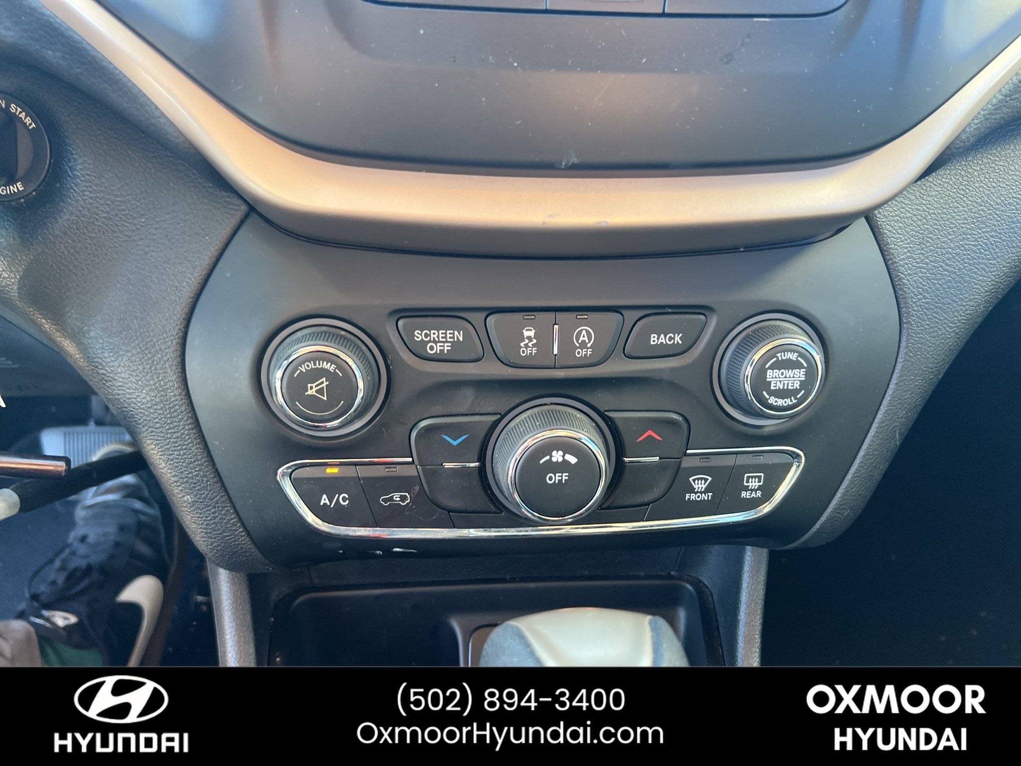 Used 2017 Diamond Black Crystal Pearlcoat Jeep Latitude image 10