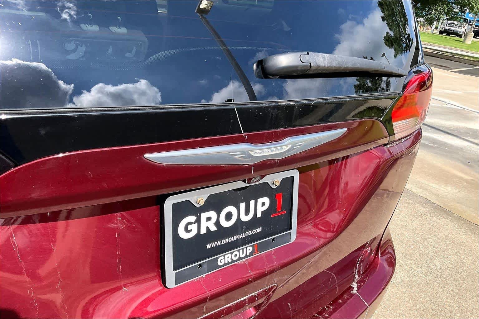 Used 2017 Velvet Red Pearlcoat Chrysler Touring-L image 28