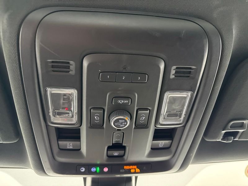 Used 2022 White GMC SLT image 39