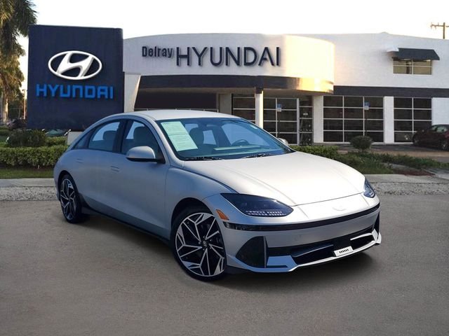 Used 2023 Gold Hyundai SEL image 1