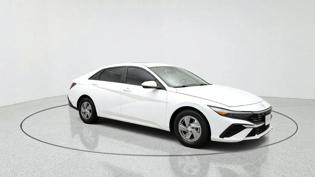 Used 2024 Serenity White Hyundai SE IVT image 3