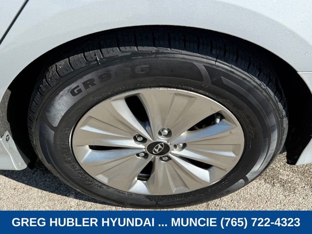 Used 2019 Silver Hyundai SE image 9