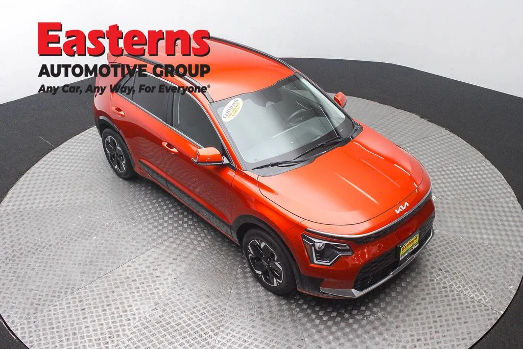 Used 2023 Red Kia Wind image 3